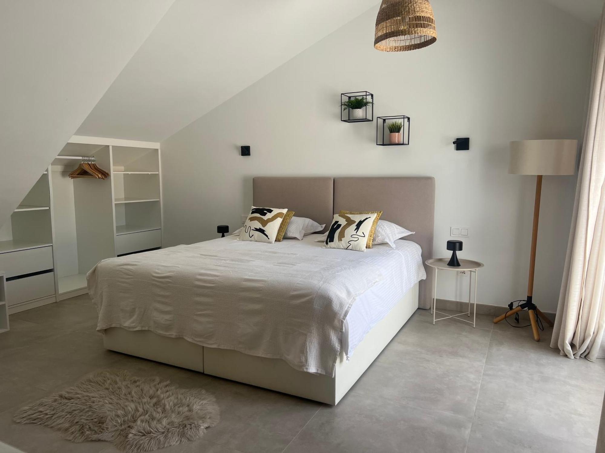 Apartment 4 Bedroom Duplex Penthouse Califa *